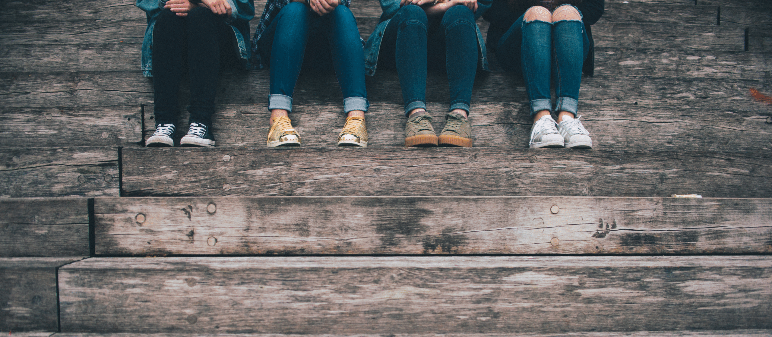 Vier Personen sitzen auf Stufen