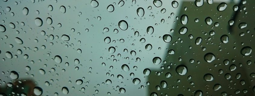 Regentropfen auf einer Fensterscheibe