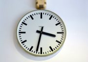 Eine große Wanduhr zeigt 3 Uhr und 32 Minuten.