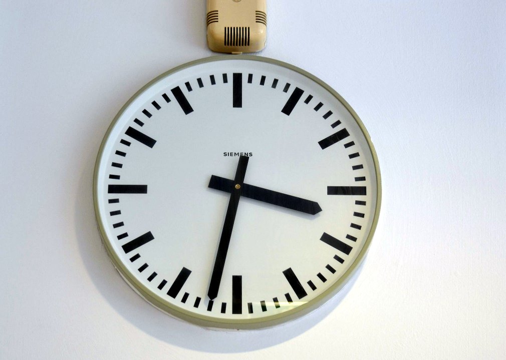 Eine große Wanduhr zeigt 3 Uhr und 32 Minuten.
