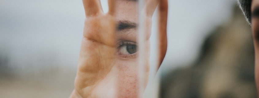 Nahaufnahme von Person mit einem Spiegel in der Hand