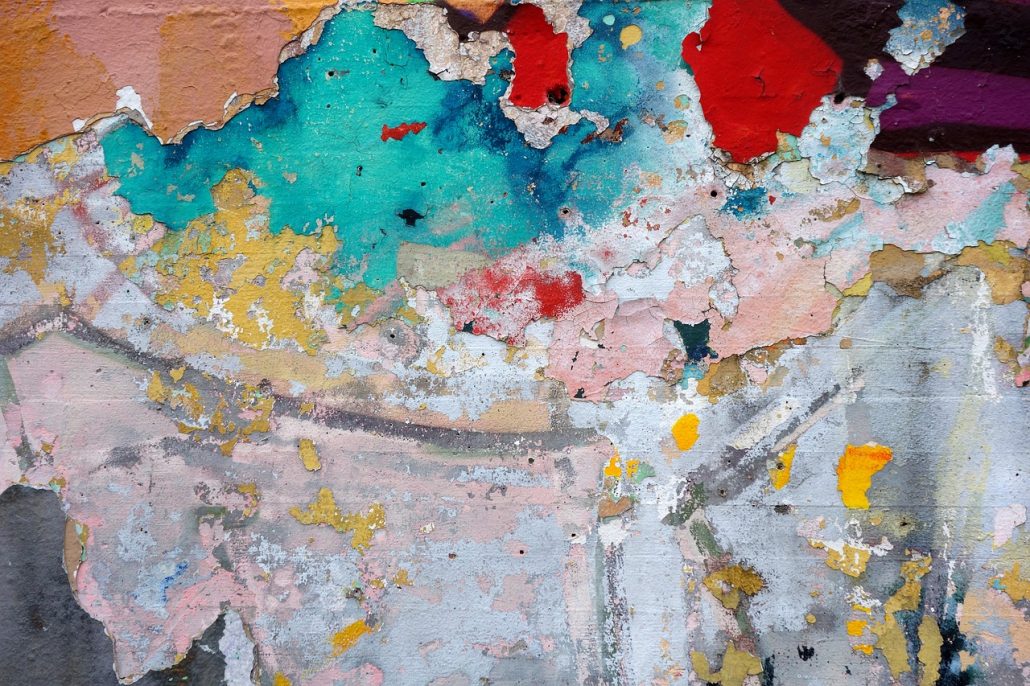 Bunte Farbschichten auf einer Wand