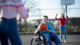 Bursche im Rollstuhl spielt Basketball Freunden