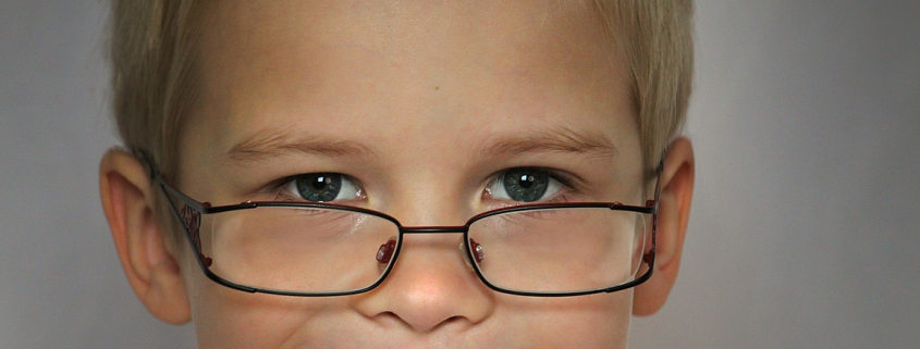 Kinderaugen mit Brille