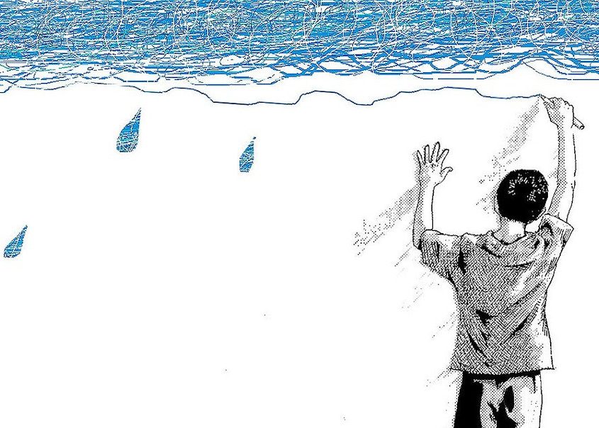 Kind zeichnet mit einem Stift blaue Regenwolken und Regentropfen an eine weiße Wand
