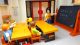 Ein Playmobil-Klassenzimmer mit Lehrerin an der Tafel und vier Schülerinnen und Schülern