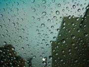 Regentropfen auf einer Fensterscheibe