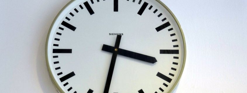 Eine große Wanduhr zeigt 3 Uhr und 32 Minuten.